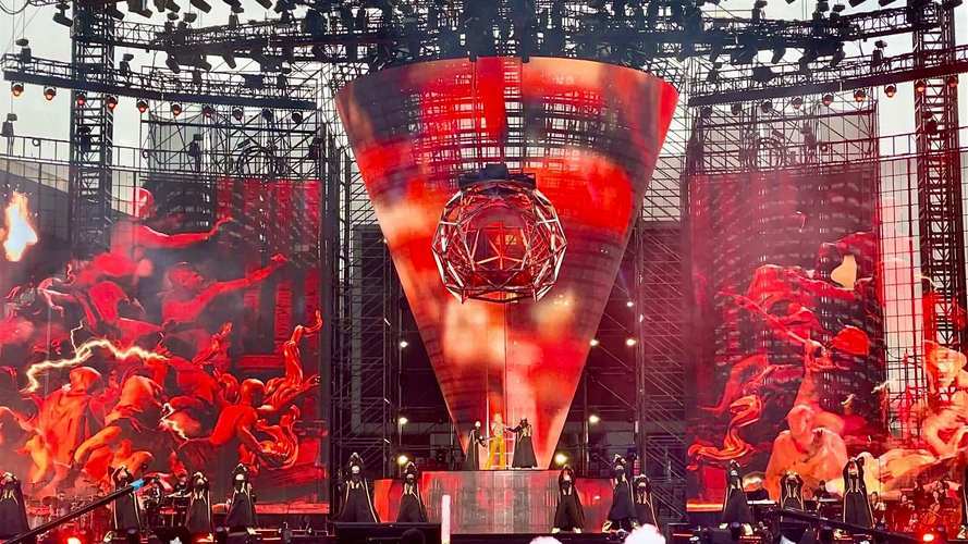 舞台审美升级！LED异形屏成舞台氛围感密